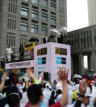 東京マラソン2007。スタートは東京都庁です。