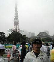 東京タワーを背景に記念撮影。
