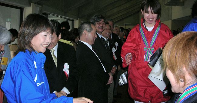高橋尚子選手と握手できてニコニコの入賞者たち